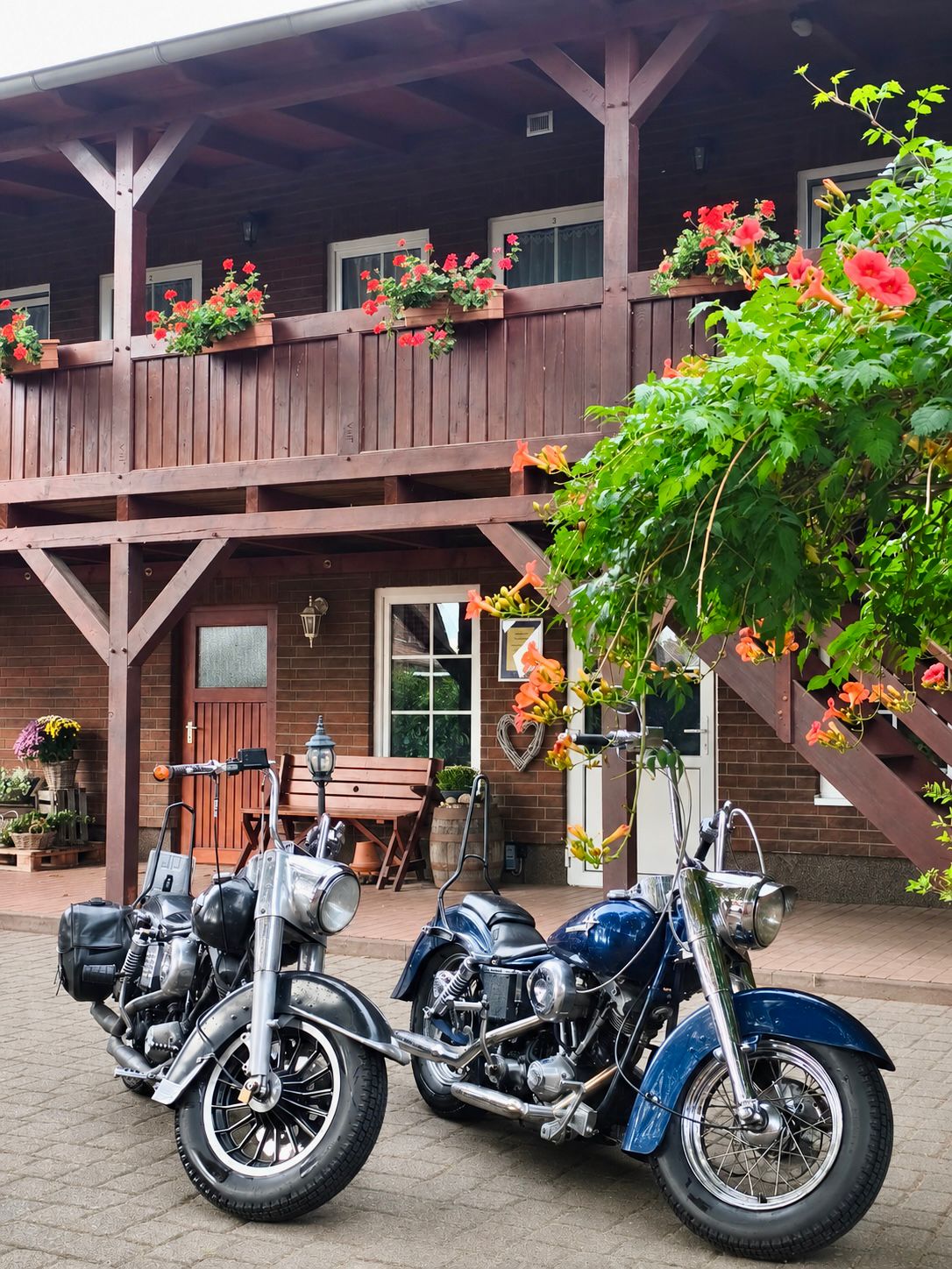 Zwei Motorräder vor der Pension Ritters Hof